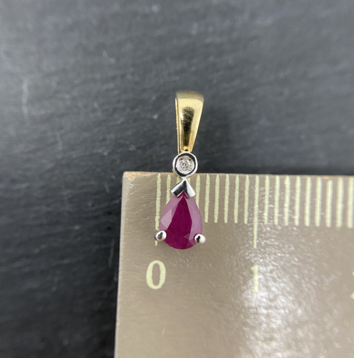 Brillantanhänger mit ca. 0,6 ct Rubin - Goldanhänger in 333