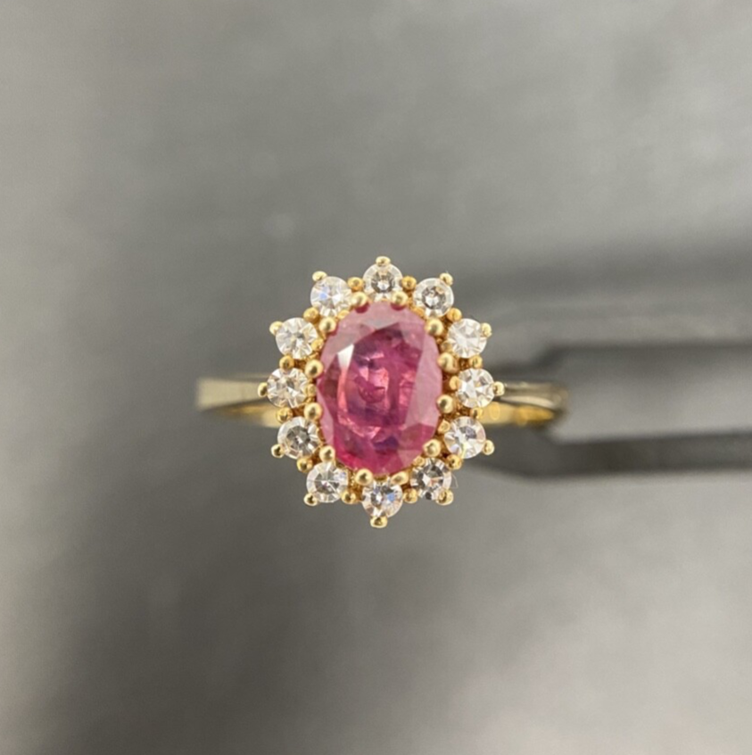 14 Karat Goldring mit Ovalem Rubin und Diamant-Halo Haloring | Gr. 57 14K/585