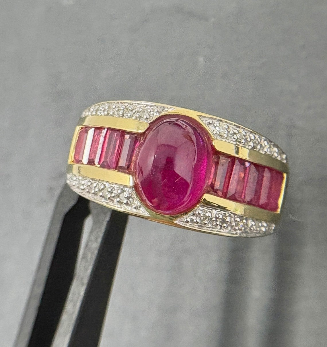 750 Gold Ring Cabochon Rubin Diamanten 18K