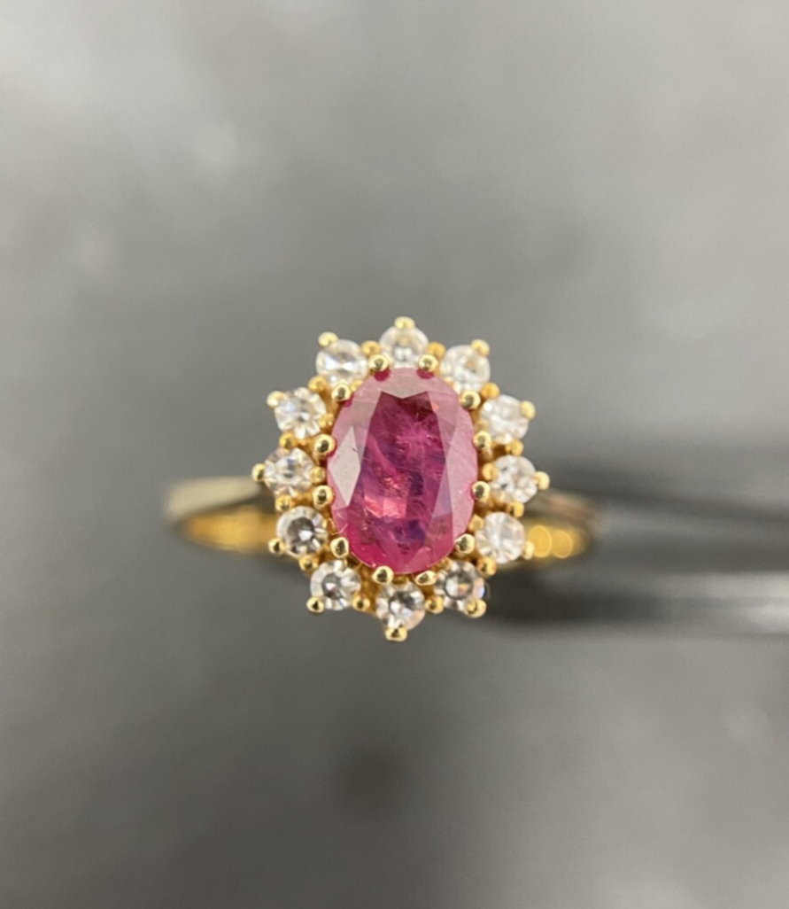 585 Entourage Gold Ring mit ovalem Rubin und Diamanten - Haloring | Gr. 57 14K