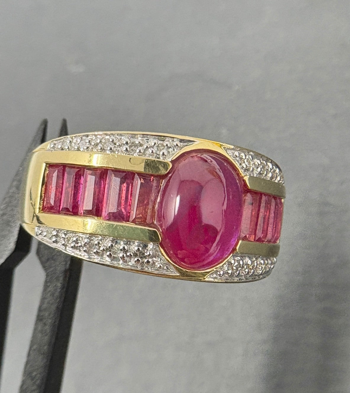 750 Gold Ring Cabochon Rubin Diamanten 18K