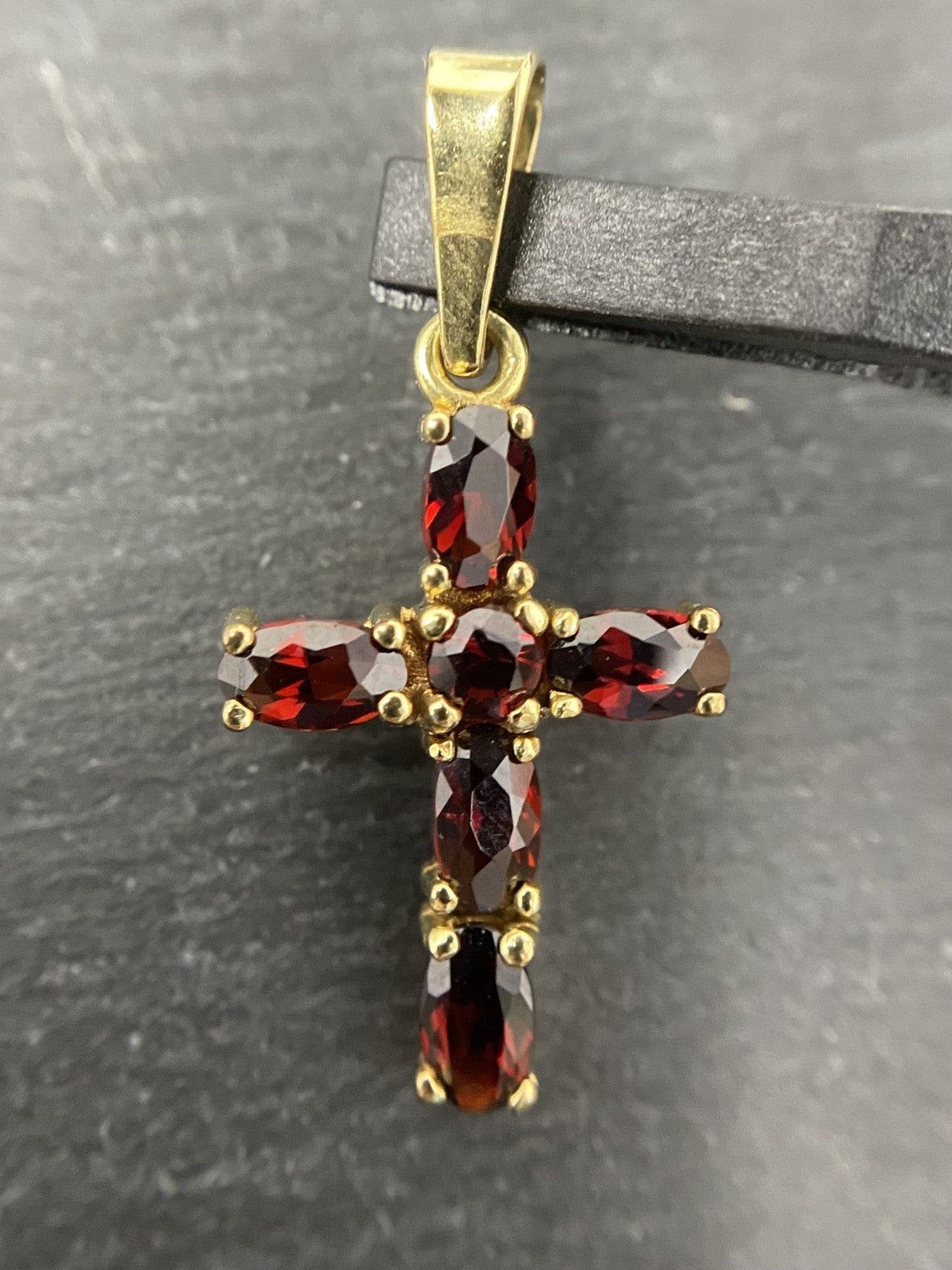 Gold Kreuzanhänger mit echten Granaten – 8 Karat Gelbgold