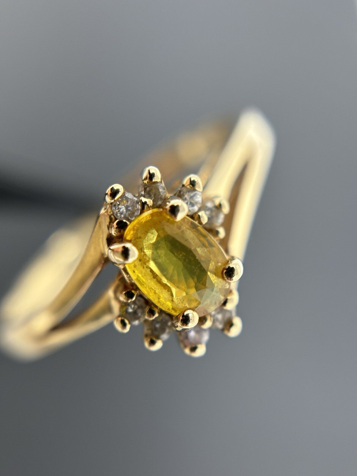 Gelbgold Ring gelber 0,7ct Saphir Brillanten Entourage 14K/585 