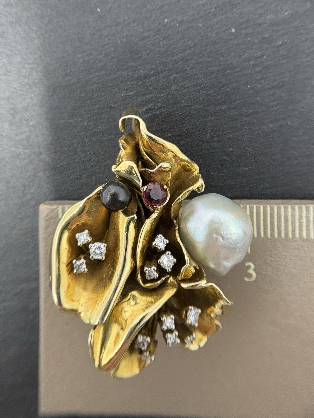 585 Gold Anhänger Handarbeit Designerschmuck ca. 4x3cm Diamanten Rubin Tuch 14K