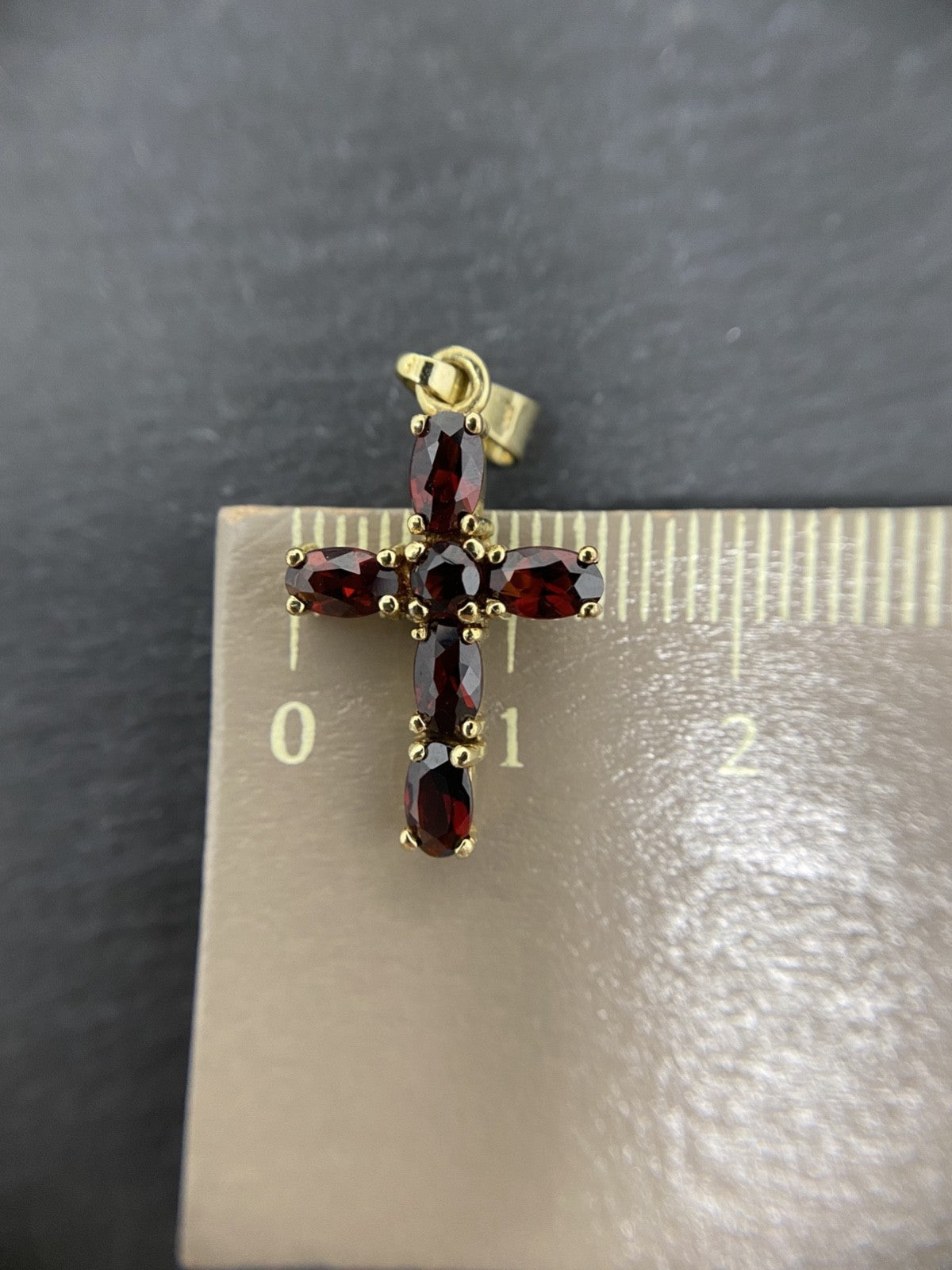 Gold Kreuzanhänger mit echten Granaten – 8 Karat Gelbgold