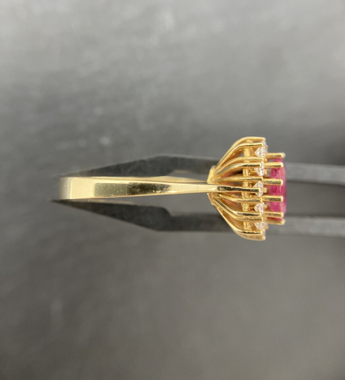 585 Entourage Gold Ring mit ovalem Rubin und Diamanten - Haloring | Gr. 57 14K