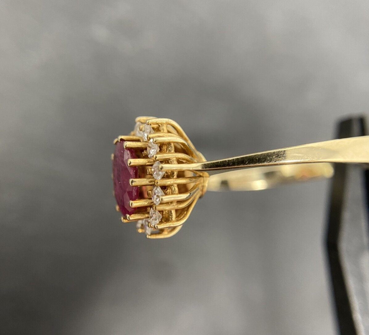 585 Entourage Gold Ring mit ovalem Rubin und Diamanten - Haloring | Gr. 57 14K