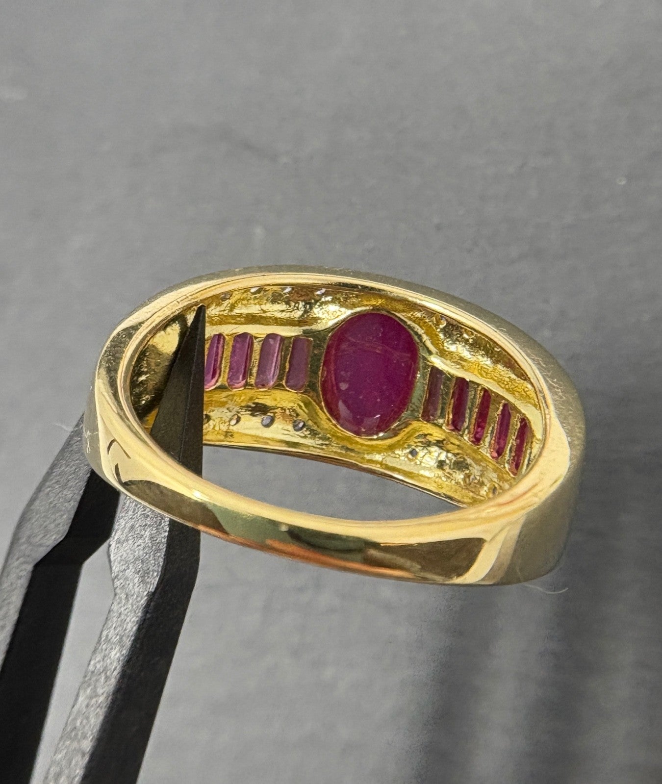 750 Gold Ring Cabochon Rubin Diamanten 18K