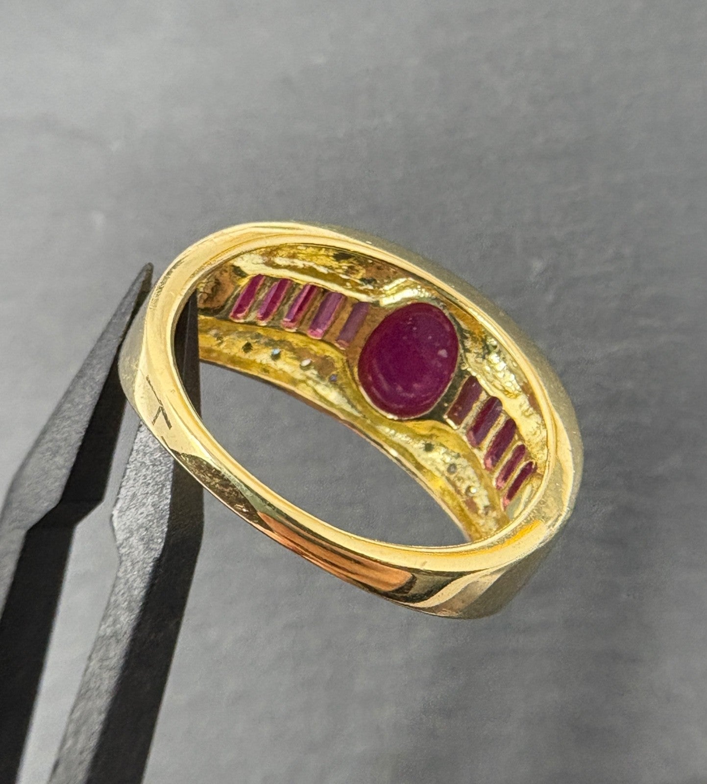 750 Gold Ring Cabochon Rubin Diamanten 18K