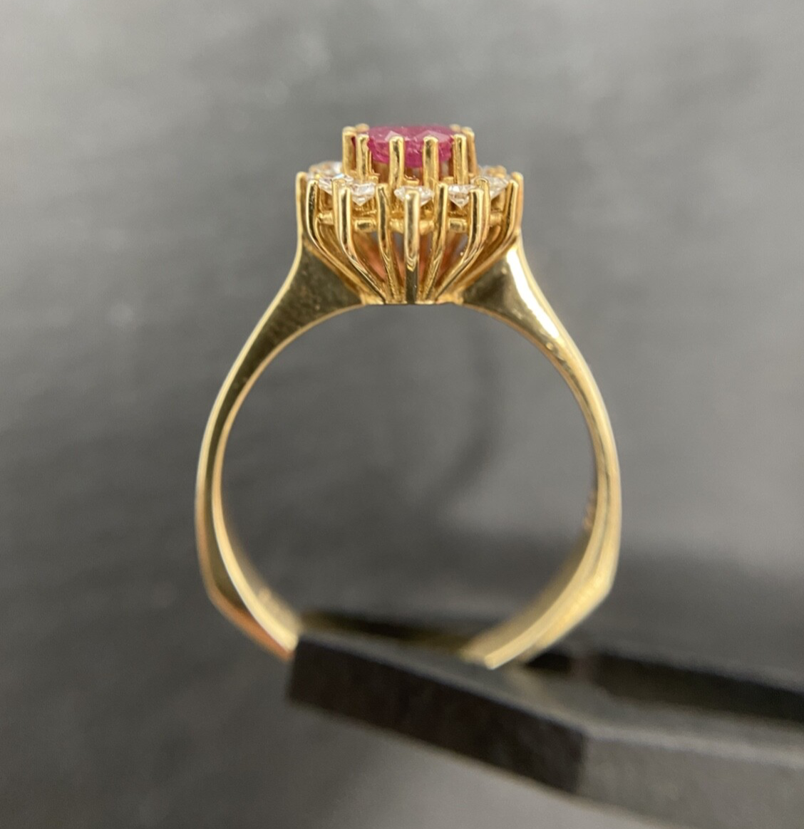 14 Karat Goldring mit Ovalem Rubin und Diamant-Halo Haloring | Gr. 57 14K/585