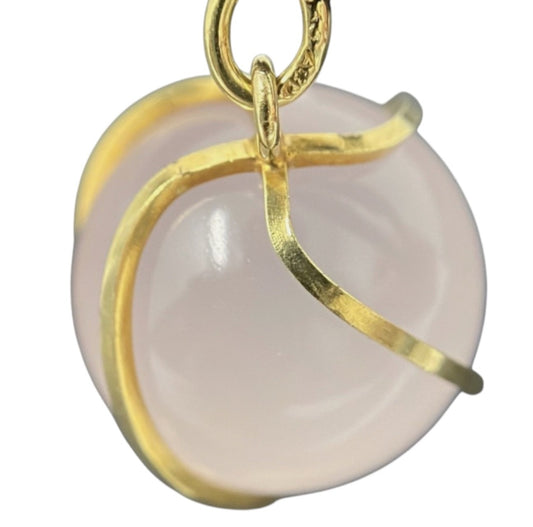 Rosenquarz Anhänger in 8 Karat Gold – Kugelform mit moderner Fassung