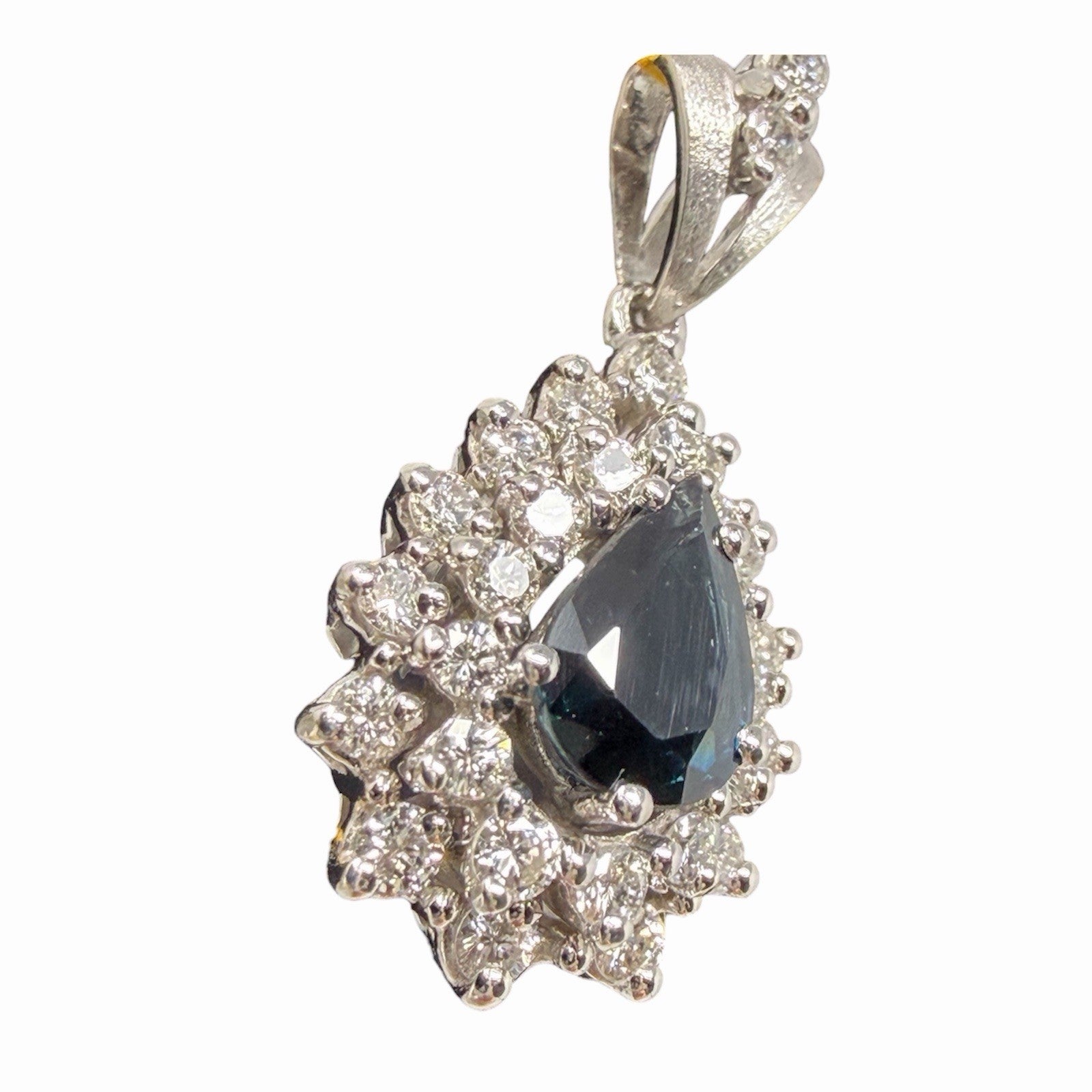 585 Gold Anhänger Saphir 1,1ct Entourage mit Brillanten WG 14K