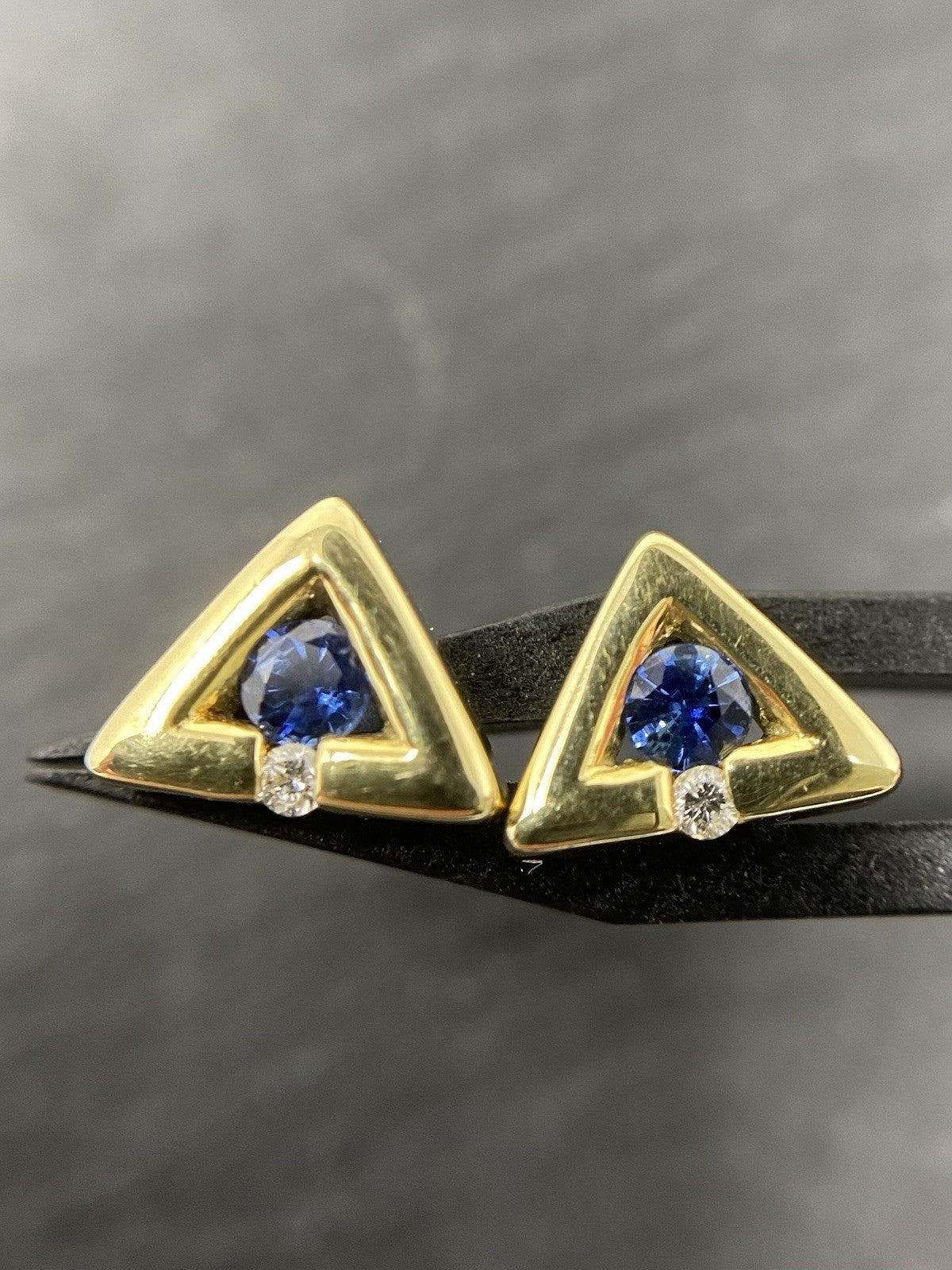 585 Gold Ohrstecker Brillant und Saphir | 14K