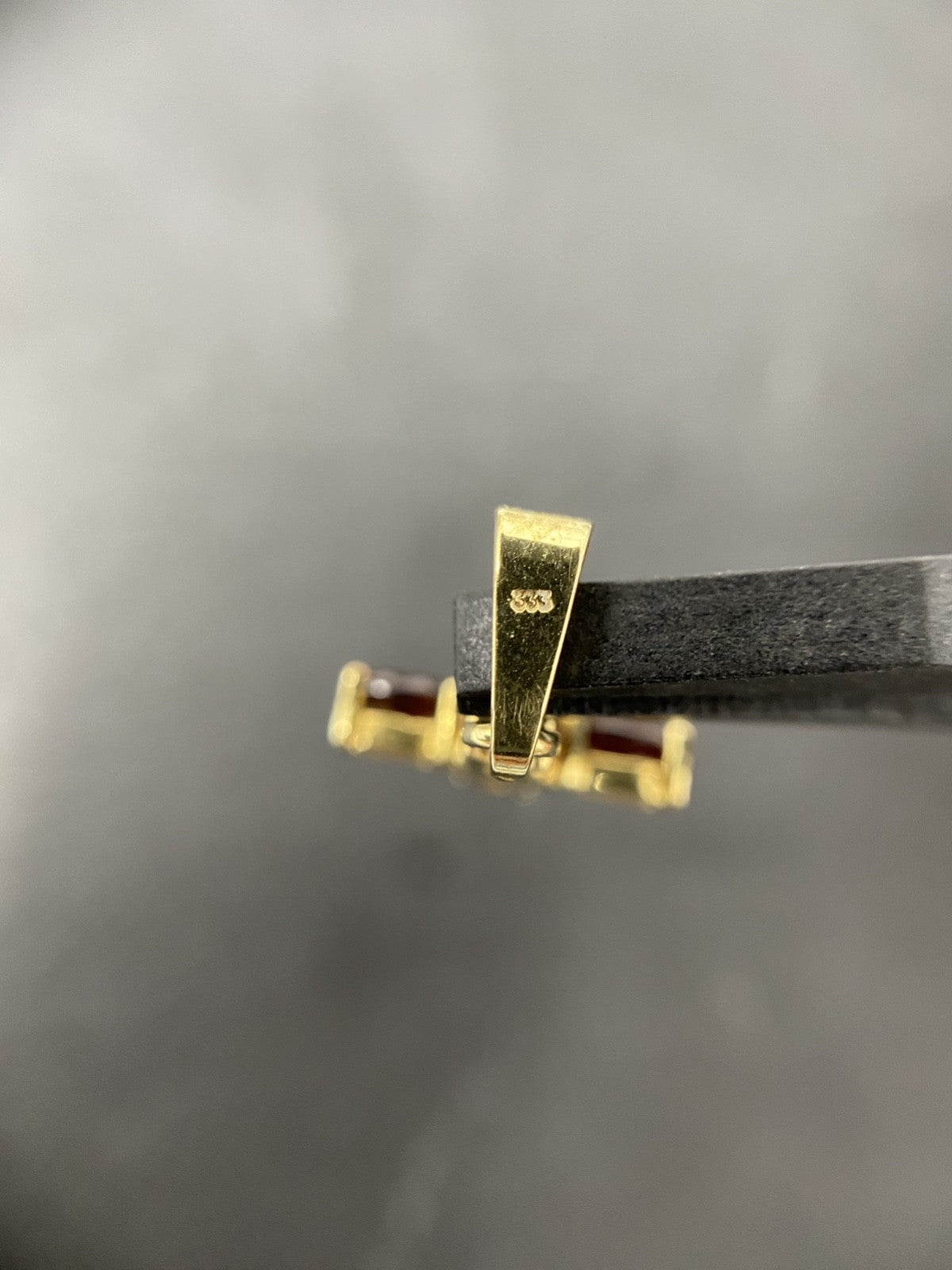 Gold Kreuzanhänger mit echten Granaten – 8 Karat Gelbgold