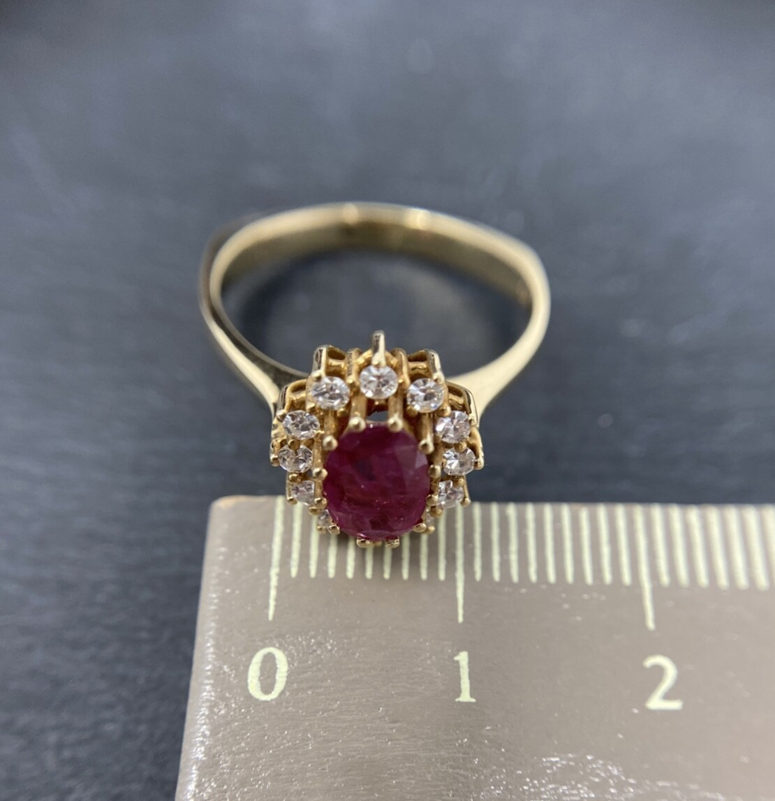 585 Entourage Gold Ring mit ovalem Rubin und Diamanten - Haloring | Gr. 57 14K