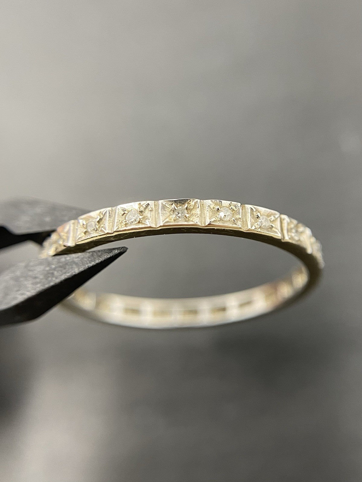 14 Karat Goldring mit Diamantsplittern in Kanalfassung | 14K / 585 Gr. 63